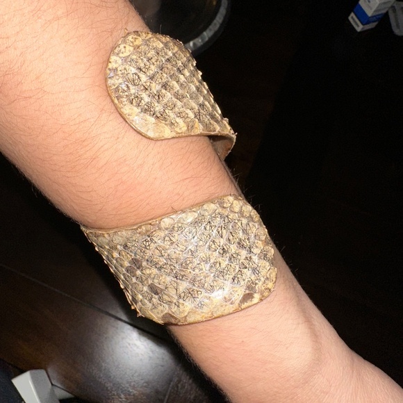 Silver snake skin cuff bracelet  REAL LEATHER  adjustable - Picture 4 of 4